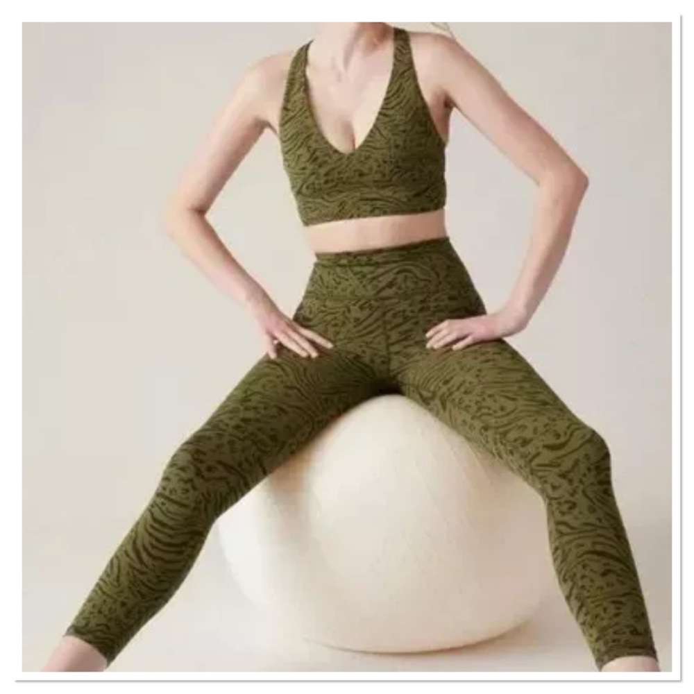 Athleta Transcend Plunge Bra D-DD Animal Print Sports Bra